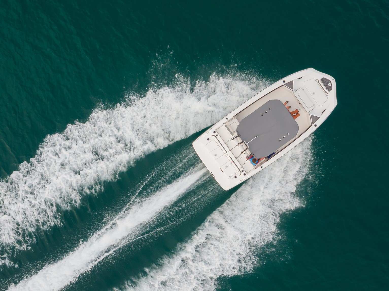 Birds eye view of an underway boat.