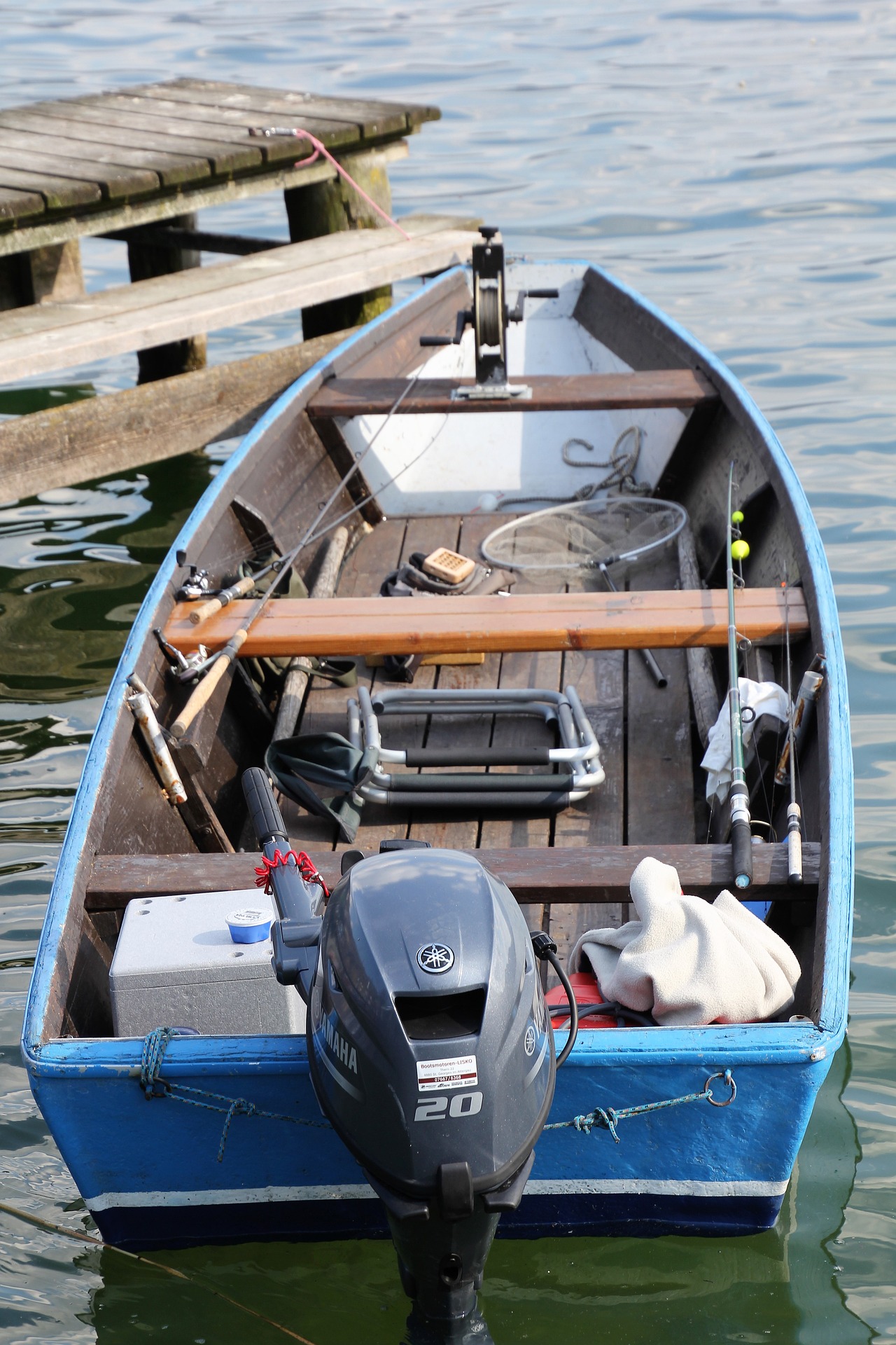 an outboard motor placed on the transom of the boat